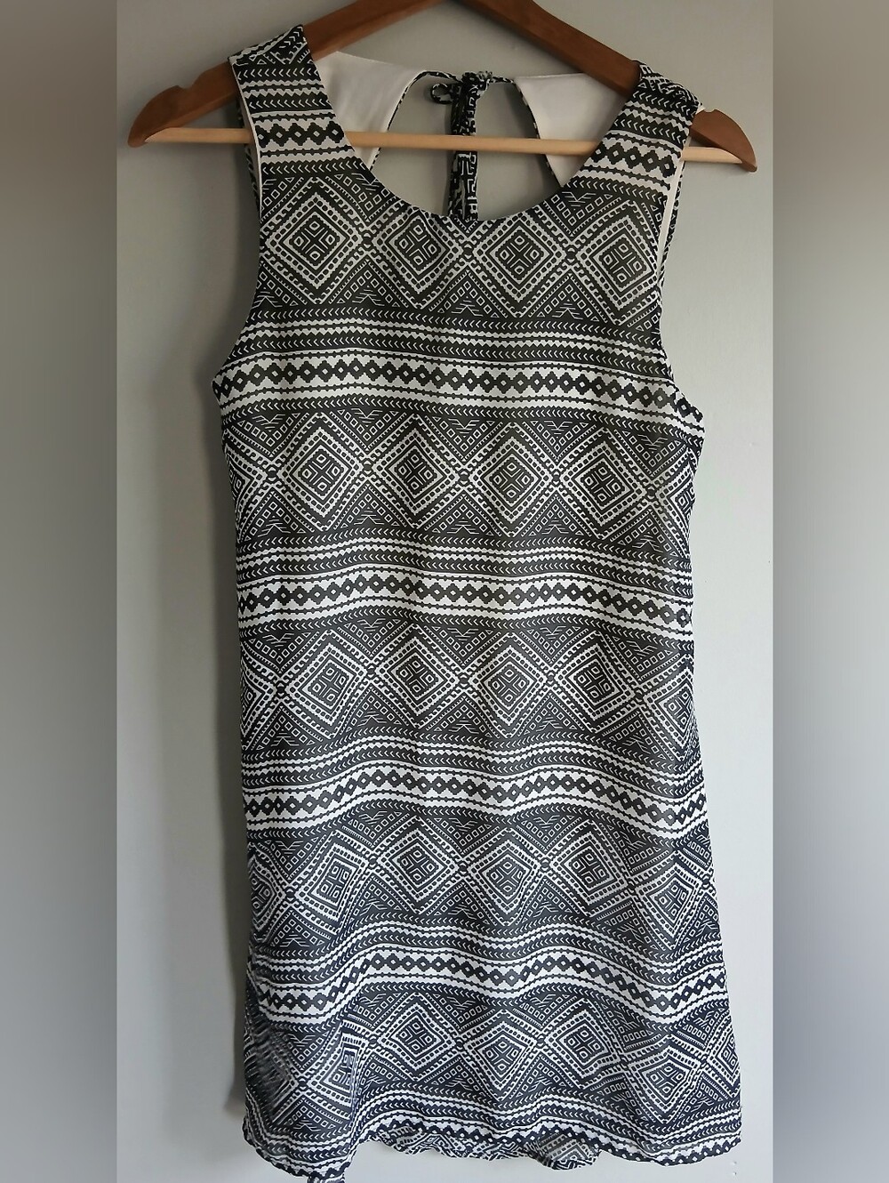 Lila Black & White Geometric Print Mini Dress — Size LargeMake a statement in
